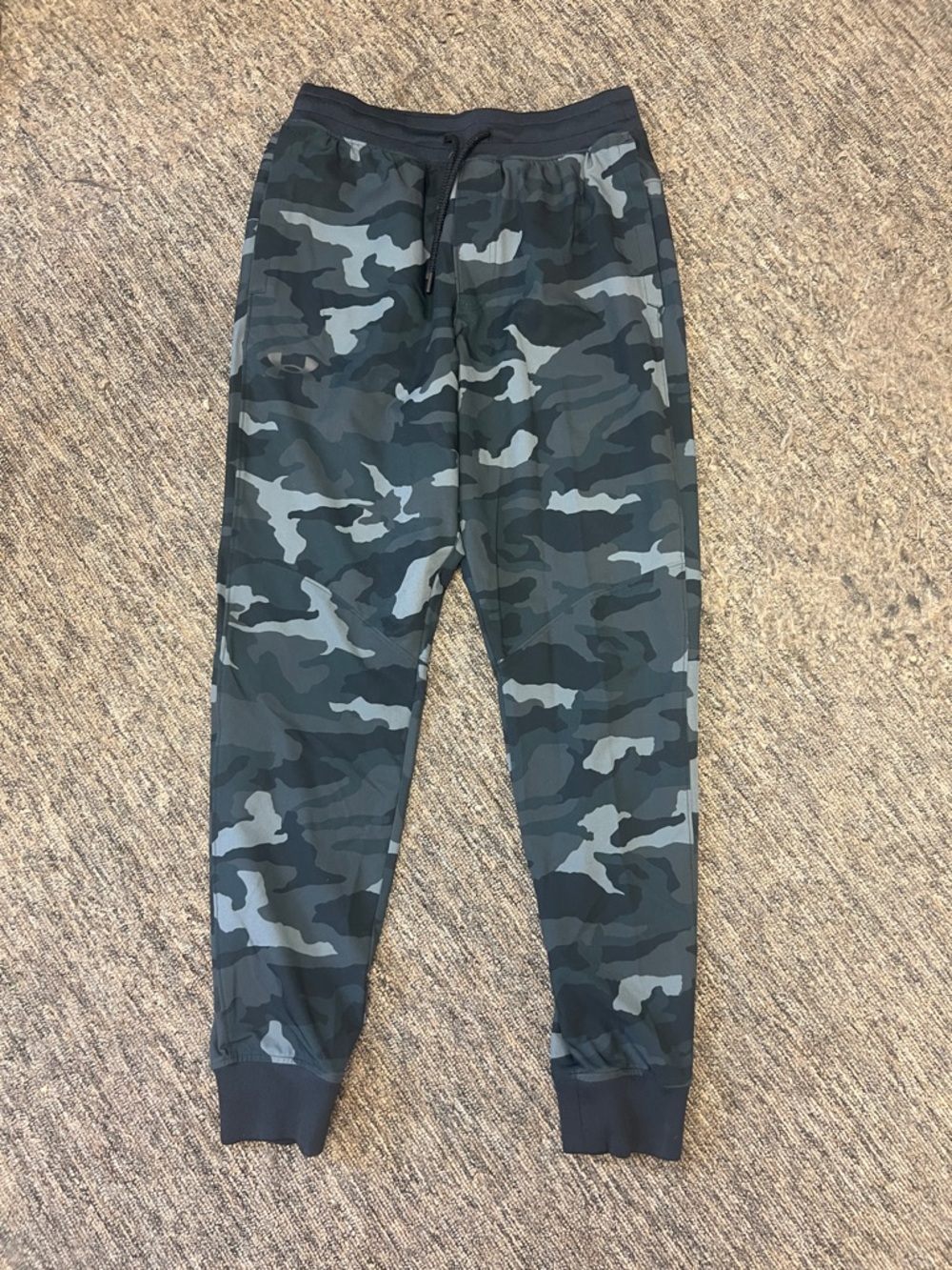 Under Armour men’s camo stretch storm jogger pants size M like new